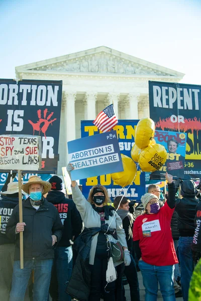 Demonstranten Protesteren Buiten Het Hooggerechtshof Als Het Hof Roe Wade — Stockfoto