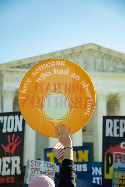 Protestujący Zbierają Się Przed Sądem Najwyższym Sprawie Roe Przeciwko Wade — Zdjęcie stockowe