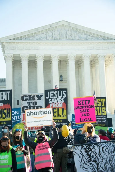 Demonstranten Protesteren Buiten Het Hooggerechtshof Als Het Hof Roe Wade — Stockfoto