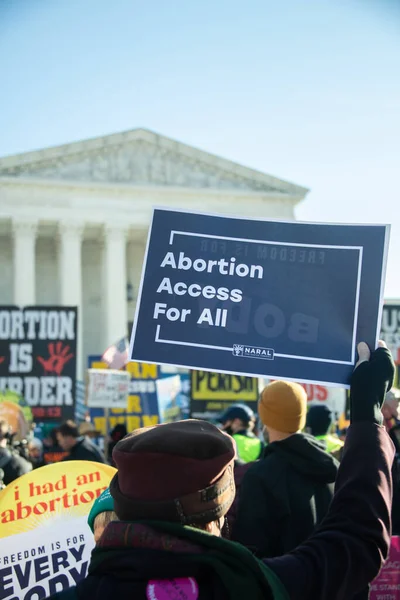 Demonstranten Protesteren Buiten Het Hooggerechtshof Als Het Hof Roe Wade — Stockfoto