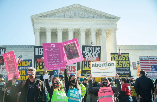 Demonstranten Protesteren Buiten Het Hooggerechtshof Als Het Hof Roe Wade — Stockfoto