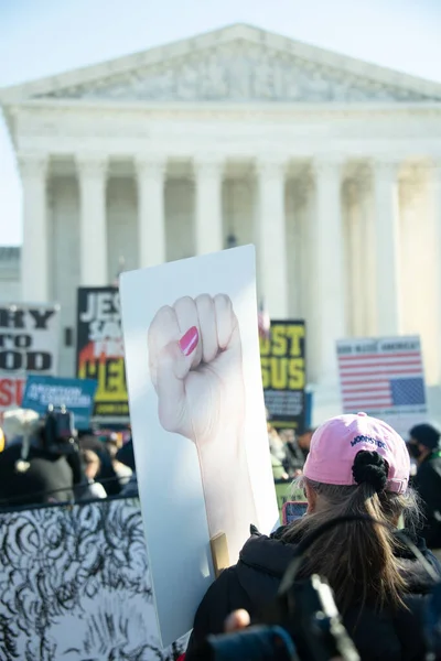 2021年12月1日 当最高法院重审罗伊诉韦德案和华盛顿特区堕胎权问题时 抗议者在最高法院外集会 — 图库照片