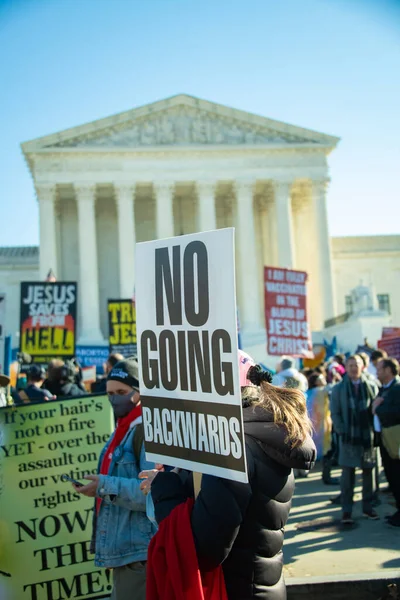 Demonstranten Protesteren Buiten Het Hooggerechtshof Als Het Hof Roe Wade — Stockfoto