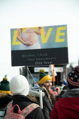 21 Ocak 2022 'de Washington, DC' de Yaşam Yürüyüşü 'ne bir kürtaj yanlısı katılıyor.