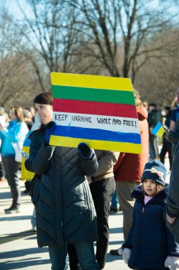 Protestocular 20 Şubat 2022 'de Washington DC' de Ukrayna 'ya destek yürüyüşü yaptılar.