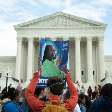 Yargıç Ketanji Brown Jackson 'ın Birleşik Devletler Yüksek Mahkemesi' nin bir sonraki yargıcı olarak onaylanması 8 Nisan 2022 'de Washington DC' deki mahkemenin önünde kutlandı.