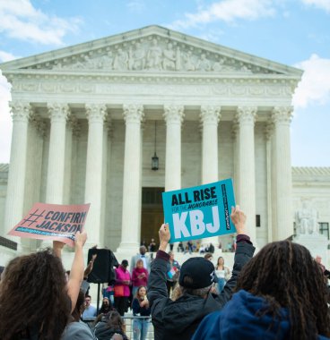 Yargıç Ketanji Brown Jackson 'ın Birleşik Devletler Yüksek Mahkemesi' nin bir sonraki yargıcı olarak onaylanması 8 Nisan 2022 'de Washington DC' deki mahkemenin önünde kutlandı.