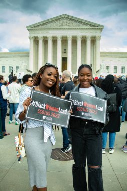 Yargıç Ketanji Brown Jackson 'ın Birleşik Devletler Yüksek Mahkemesi' nin bir sonraki yargıcı olarak onaylanması 8 Nisan 2022 'de Washington DC' deki mahkemenin önünde kutlandı.