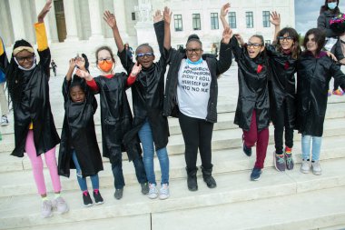 Yargıç Ketanji Brown Jackson 'ın Birleşik Devletler Yüksek Mahkemesi' nin bir sonraki yargıcı olarak onaylanması 8 Nisan 2022 'de Washington DC' deki mahkemenin önünde kutlandı.