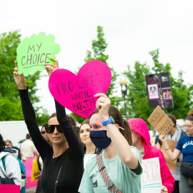 Protestocular, 14 Mayıs 2022 'de Washington DC' de düzenlenen kürtaj haklarına destek yürüyüşü için toplandılar. 