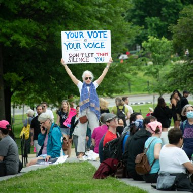Protestocular, 14 Mayıs 2022 'de Washington DC' de düzenlenen kürtaj haklarına destek yürüyüşü için toplandılar. 
