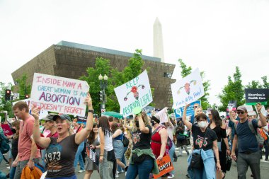 Protestocular, 14 Mayıs 2022 'de Washington DC' de düzenlenen kürtaj haklarına destek yürüyüşü için toplandılar. 