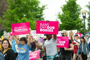 Protestocular, 14 Mayıs 2022 'de Washington DC' de düzenlenen kürtaj haklarına destek yürüyüşü için toplandılar. 