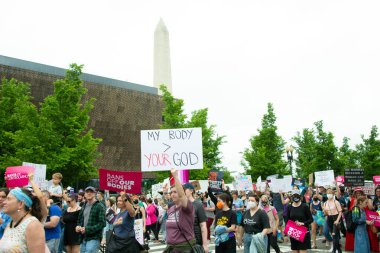 Protestocular, 14 Mayıs 2022 'de Washington DC' de düzenlenen kürtaj haklarına destek yürüyüşü için toplandılar. 