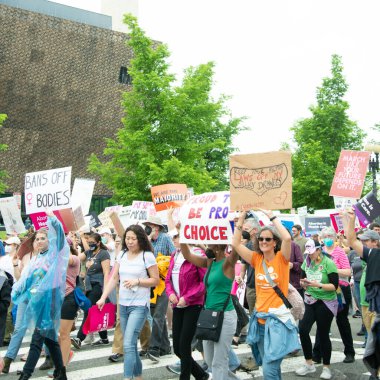Protestocular, 14 Mayıs 2022 'de Washington DC' de düzenlenen kürtaj haklarına destek yürüyüşü için toplandılar. 