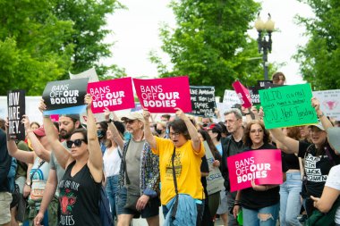 Protestocular, 14 Mayıs 2022 'de Washington DC' de düzenlenen kürtaj haklarına destek yürüyüşü için toplandılar. 