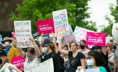 Protestocular, 14 Mayıs 2022 'de Washington DC' de düzenlenen kürtaj haklarına destek yürüyüşü için toplandılar. 