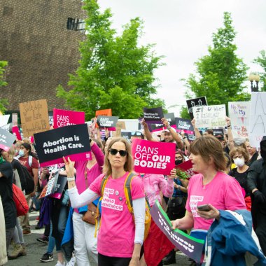 Protestocular, 14 Mayıs 2022 'de Washington DC' de düzenlenen kürtaj haklarına destek yürüyüşü için toplandılar. 