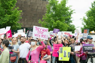 Protestocular, 14 Mayıs 2022 'de Washington DC' de düzenlenen kürtaj haklarına destek yürüyüşü için toplandılar. 