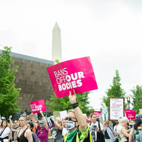 Protestujący Zbierają Się Marsz Zakazów Nasze Ciała Popierają Prawa Aborcji — Zdjęcie stockowe