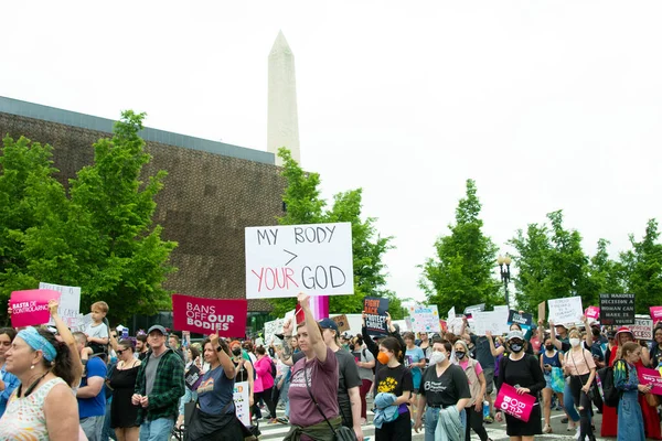 Protestocular, 14 Mayıs 2022 'de Washington DC' de düzenlenen kürtaj haklarına destek yürüyüşü için toplandılar. 