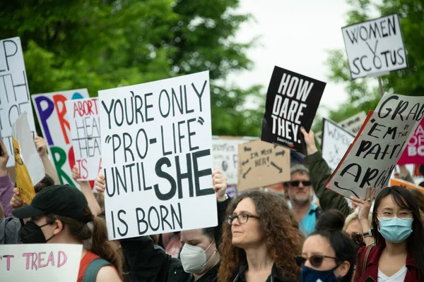 Protestujący Zbierają Się Marsz Zakazów Nasze Ciała Popierają Prawa Aborcji — Zdjęcie stockowe