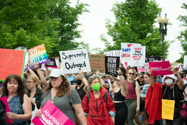 Protestujący Zbierają Się Marsz Zakazów Nasze Ciała Popierają Prawa Aborcji — Zdjęcie stockowe