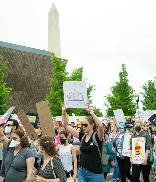 抗議者がワシントンDcで5月の14 2022で中絶の権利を支持して行進する私たちの体を禁止するために集まるRoe Wadeが最高裁判所によって覆される用意があるので — ストック写真
