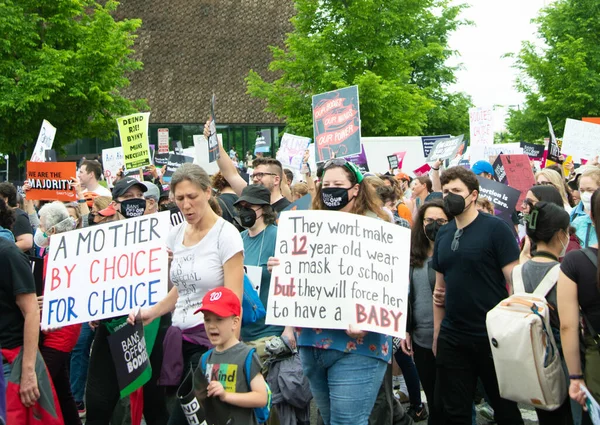 Protestocular, 14 Mayıs 2022 'de Washington DC' de düzenlenen kürtaj haklarına destek yürüyüşü için toplandılar. 