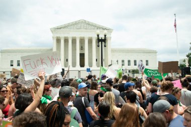 Protestocular, 24 Haziran 2022 'de Anayasa Mahkemesi' nde toplanarak, mahkemenin Roe v. Wade davasının iptali ve kürtaj hakkının ortadan kalkması yönündeki kararına tepki olarak, 