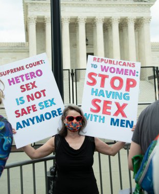 Protestocular, 24 Haziran 2022 'de Anayasa Mahkemesi' nde toplanarak, mahkemenin Roe v. Wade davasının iptali ve kürtaj hakkının ortadan kalkması yönündeki kararına tepki olarak, 
