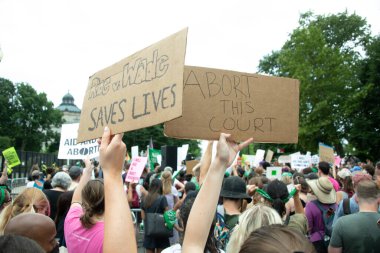 Protestocular, 24 Haziran 2022 'de Anayasa Mahkemesi' nde toplanarak, mahkemenin Roe v. Wade davasının iptali ve kürtaj hakkının ortadan kalkması yönündeki kararına tepki olarak, 