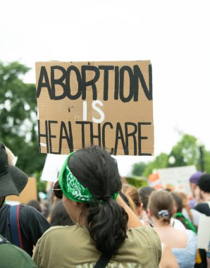 Protestocular, 24 Haziran 2022 'de Anayasa Mahkemesi' nde toplanarak, mahkemenin Roe v. Wade davasının iptali ve kürtaj hakkının ortadan kalkması yönündeki kararına tepki olarak, 