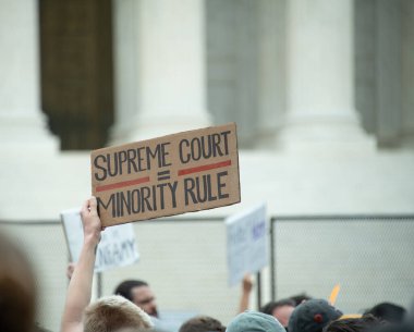 Protestocular, 24 Haziran 2022 'de Anayasa Mahkemesi' nde toplanarak, mahkemenin Roe v. Wade davasının iptali ve kürtaj hakkının ortadan kalkması yönündeki kararına tepki olarak, 
