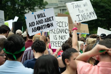 Protestocular, 24 Haziran 2022 'de Anayasa Mahkemesi' nde toplanarak, mahkemenin Roe v. Wade davasının iptali ve kürtaj hakkının ortadan kalkması yönündeki kararına tepki olarak, 