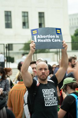 Protestocular, 24 Haziran 2022 'de Anayasa Mahkemesi' nde toplanarak, mahkemenin Roe v. Wade davasının iptali ve kürtaj hakkının ortadan kalkması yönündeki kararına tepki olarak, 