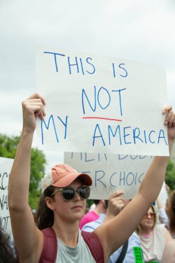 Protestocular, 24 Haziran 2022 'de Anayasa Mahkemesi' nde toplanarak, mahkemenin Roe v. Wade davasının iptali ve kürtaj hakkının ortadan kalkması yönündeki kararına tepki olarak, 