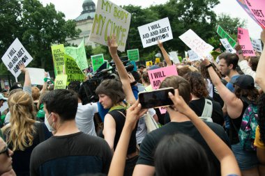 Protestocular, 24 Haziran 2022 'de Anayasa Mahkemesi' nde toplanarak, mahkemenin Roe v. Wade davasının iptali ve kürtaj hakkının ortadan kalkması yönündeki kararına tepki olarak, 