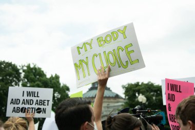 Protestocular, 24 Haziran 2022 'de Anayasa Mahkemesi' nde toplanarak, mahkemenin Roe v. Wade davasının iptali ve kürtaj hakkının ortadan kalkması yönündeki kararına tepki olarak, 