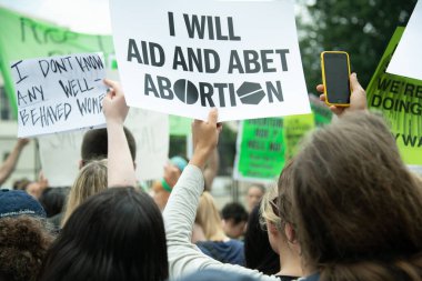 Protestocular, 24 Haziran 2022 'de Anayasa Mahkemesi' nde toplanarak, mahkemenin Roe v. Wade davasının iptali ve kürtaj hakkının ortadan kalkması yönündeki kararına tepki olarak, 