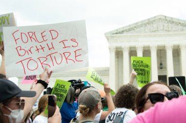 Protestocular, 24 Haziran 2022 'de Anayasa Mahkemesi' nde toplanarak, mahkemenin Roe v. Wade davasının iptali ve kürtaj hakkının ortadan kalkması yönündeki kararına tepki olarak, 