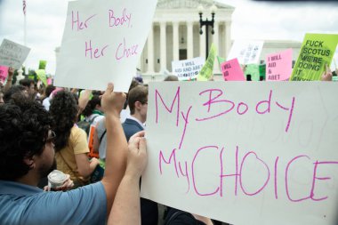 Protestocular, 24 Haziran 2022 'de Anayasa Mahkemesi' nde toplanarak, mahkemenin Roe v. Wade davasının iptali ve kürtaj hakkının ortadan kalkması yönündeki kararına tepki olarak, 