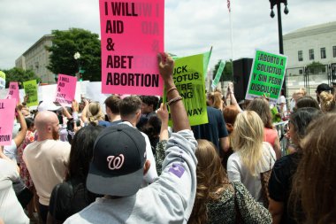 Protestocular, 24 Haziran 2022 'de Anayasa Mahkemesi' nde toplanarak, mahkemenin Roe v. Wade davasının iptali ve kürtaj hakkının ortadan kalkması yönündeki kararına tepki olarak, 