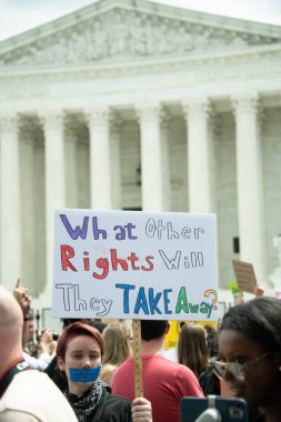 Protestocular, 24 Haziran 2022 'de Anayasa Mahkemesi' nde toplanarak, mahkemenin Roe v. Wade davasının iptali ve kürtaj hakkının ortadan kalkması yönündeki kararına tepki olarak, 