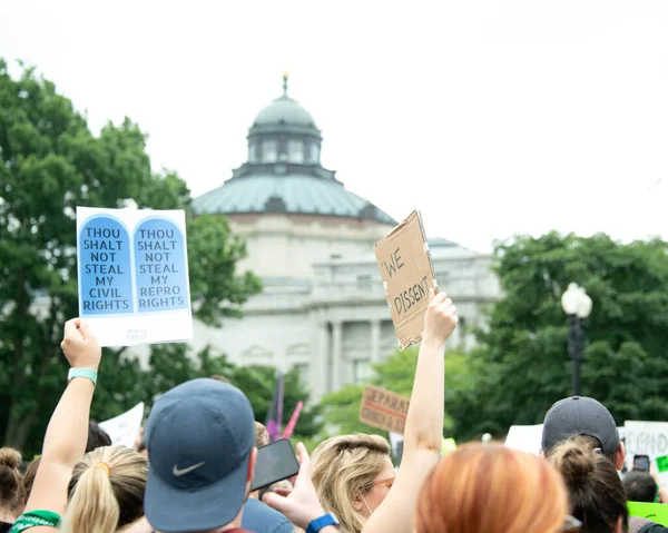 2022年6月24日 针对法院推翻Roe Wade一案的判决 抗议者聚集在最高法院 认为堕胎不再是宪法规定的权利 — 图库照片