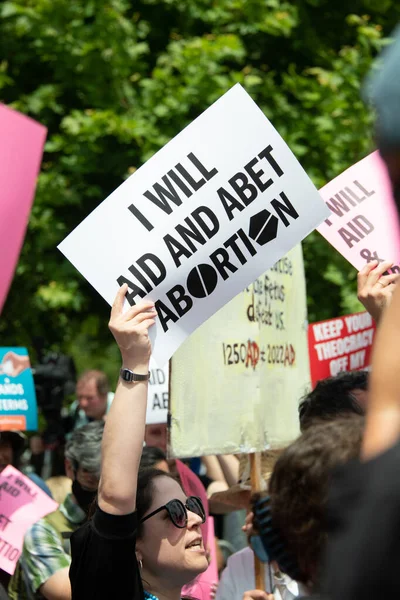 抗議者は ロー対ウェイド事件を覆す裁判所の決定に応じて 2022年6月24日に最高裁判所に集まり 中絶の憲法上の権利はもはやないと判示した — ストック写真