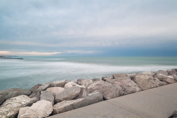 Bewolkt landschap in de zee — Stockfoto