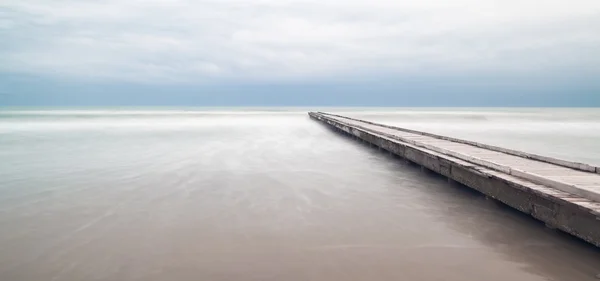 Bewolkt landschap in de zee — Stockfoto