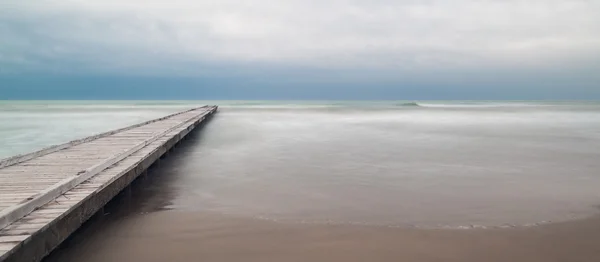 Bewölkte Landschaft im Meer — Stockfoto