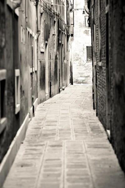 Schwarz-weiße Straße in Venedig — Stockfoto
